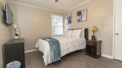 3 BR Nature Escape w/ Large Yard + Home Office 몽고메리 뮤지엄 오브 파인 아츠 주변 호텔