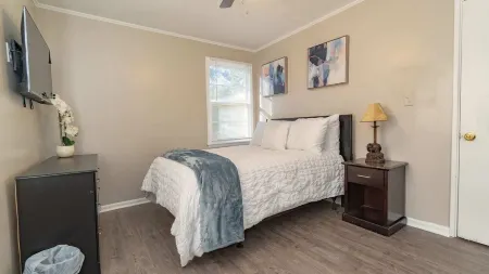 3 BR Nature Escape w/ Large Yard + Home Office Отели рядом с достопримечательностью «Монтгомери Музеум оф Файн Артс»