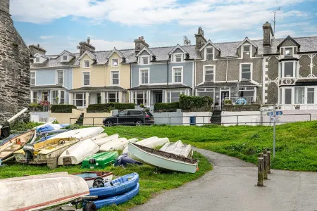Cottage on the harbour front with sea and mountain views in glorious Snowdonia