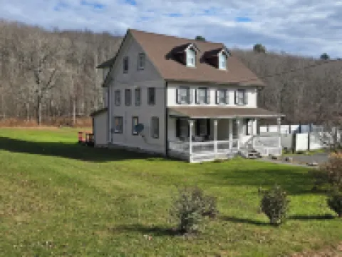 Abigail's Country House. 2 minutes To Skiing. Swimming, Hiking very close by. 亨特酒店