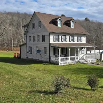 Abigail's Country House. 2 minutes To Skiing. Swimming, Hiking very close by.