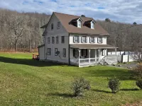 Abigail's Country House. 2 minutes To Skiing. Swimming, Hiking very close by.