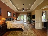 Waterfront Executive Home, walk to Beach