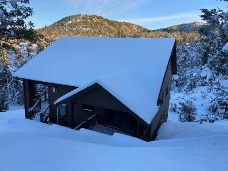 NEW 2+ Acres, Charming Home with a View! Отели в г. Строберри