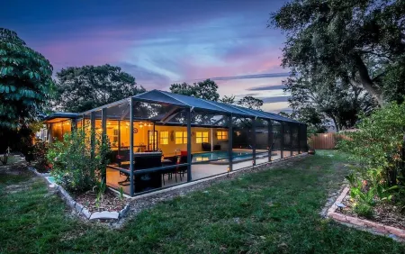 3 BR /3 BA with Private Pool & Patio Near Beaches