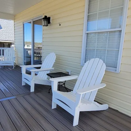 Pet Friendly Home with Private Tiki Bar - 3-minute drive to the beach!