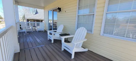 Pet Friendly Home with Private Tiki Bar - 3-minute drive to the beach! Отели в г. Килл-Девил-Хилс