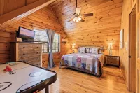 Bear Hideaway Cozy 3BR Cabin Hotels near Lily's