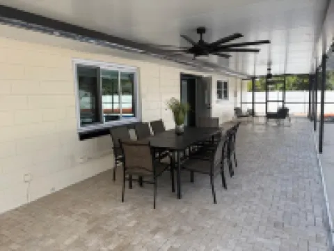 5 BR home with large patio, pool & outdoor family fun - 7 mins to LEGOLAND!