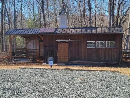 Bear Mountain Farm 2.0 Отели рядом с достопримечательностью «Lazy Days Winery»