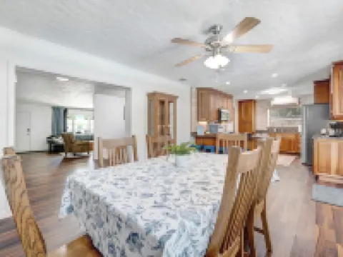 4/2 pool home. Close to Cocoa Village, USSSA, Kennedy Space Center, Cocoa Beach Hotels in Rockledge