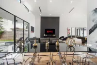 Modern Lux Villa, Private Pool, Billiards, Grill, Backyard, Design District