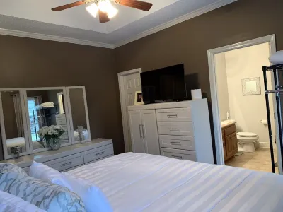 Tuscaloosa Clean, Safe & Stylish House, Minutes from UA and Downtown