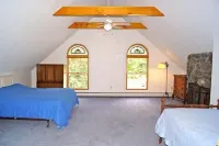 House in exceptional condition on Thomas Pond