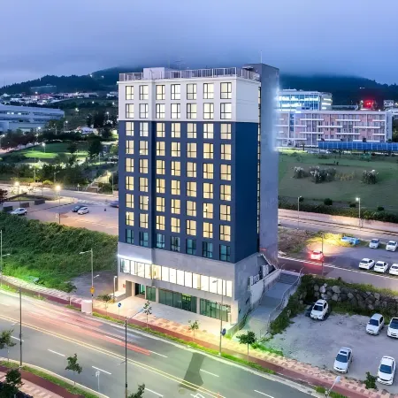 Jeju Pureun Hotel Отели рядом с достопримечательностью «Парк развлечений Seri World»