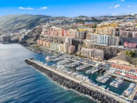 Stunning 3 Bedroom Apartment in Radazul with Ocean Views Hotele w: Radazul
