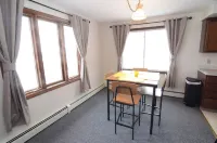 Charming 2-bedroom apartment with WiFi, AC in lovely Conesus