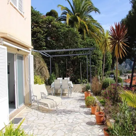 Sea view garden apartment with pool option. Near beach between Nice and Monaco
