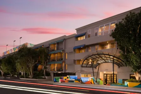 Le Parc at Melrose Отели рядом с достопримечательностью «West Hollywood Chamber of Commerce»