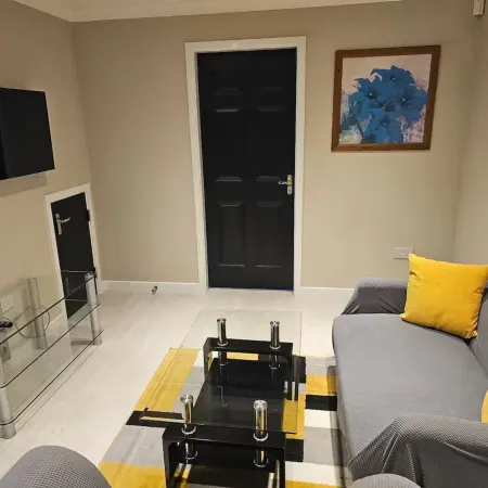 Charming 3 Bed Home in Stepps, Glasgow - Garden & Patio