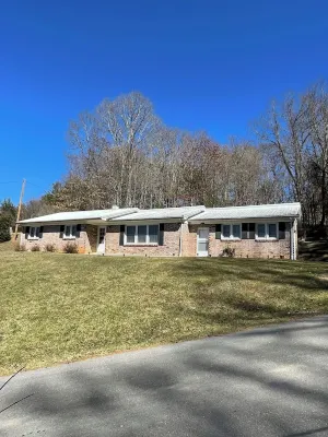 Southern Charm Retreat! WiFi, Grill, Downtown Burnsville! Walk to everything! Hotel a Burnsville