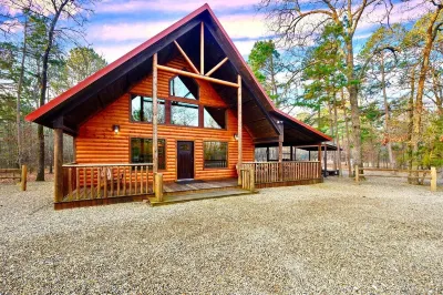 Location! 3 Kings! Hot Tub! Fire Pit! Playground!  Pool Table! Trailer Parking!