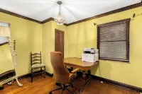 Charming 2-bedroom bungalow with WiFi, AC in Hazel Park