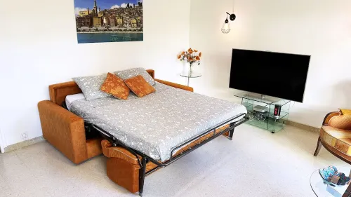 Casalionelantibes : Large Apartment with AC, King-Size Bed, Garden and Parking