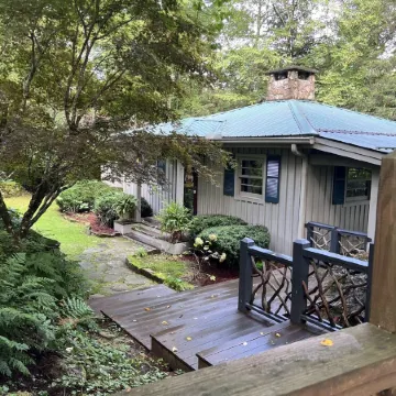 Walk to town Cozy Cottage