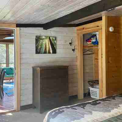 Cozy & Pet-Friendly Log Cabin with Access to a Private Beach! Rooms