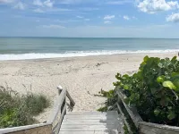 Newly Renovated 4-bedroom Oasis with Private Pool & Hot-tub- Minutes to Beaches Hotel a Vero Beach South