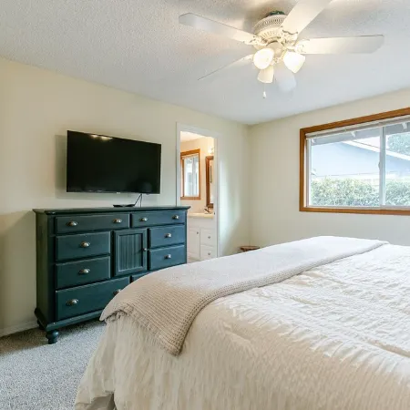 Cheerful, Comfortable and Convenient 3 Bedroom Home