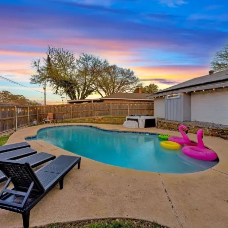 Luxury Escape - Pool, Hot Tub, Arcade, Games, BBQ & Outdoor Lounge!