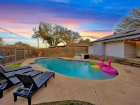 Luxury Escape - Pool, Hot Tub, Arcade, Games, BBQ & Outdoor Lounge!