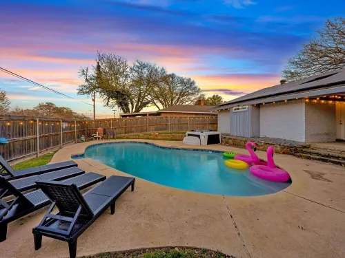 Luxury Escape - Pool, Hot Tub, Arcade, Games, BBQ & Outdoor Lounge!