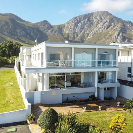 Hermanus Beachfront Lodge