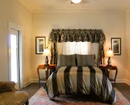 We're Back! Charming Cottage on 3 Acres-2 Min to Main Street.  WiFi, Pool, Grill