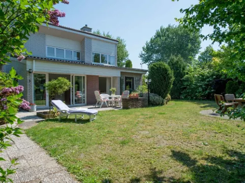 Bungalow Near Lake Veere with Sunny Terrace