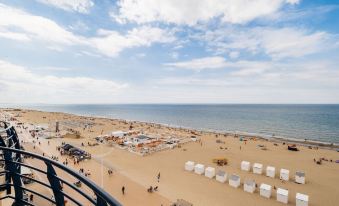 Apartment by Zeedijk with Sea View
