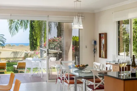 Chelidonia Larnaca Seafront Villa Отели рядом с достопримечательностью «Beach»