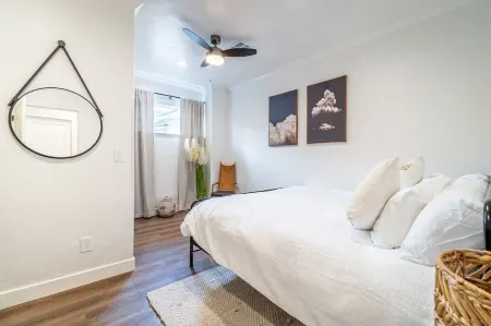 Stylish 2-Bedroom Walking Distance to Downtown Отели рядом с достопримечательностью «Парк Ранчо Сан Рафаел Офф-Лиш Дог»