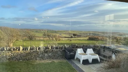 Tan Y Cytiau Отели рядом с достопримечательностью «Porth Dafarch»