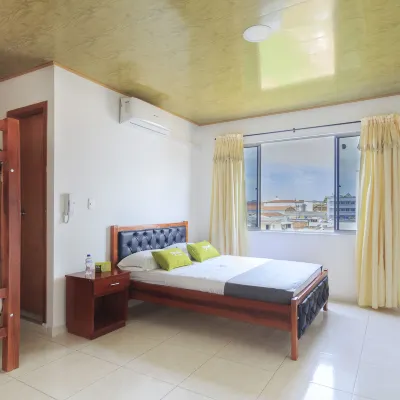 Hotel El Rubí Hotel dekat Catedral de La Sagrada Familia