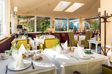 Hotel Garni Pölzl Отели в г. Гундерсдорф