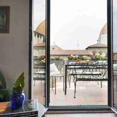 A Few Steps to The Duomo Majestic 5Bd Apt Dining/Meeting Rooms