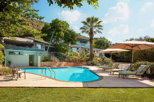 The Cliffside Boutique Getaway - bar