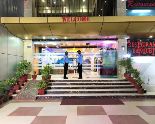 Hotel SGT Plaza Hotels near Thai Temple