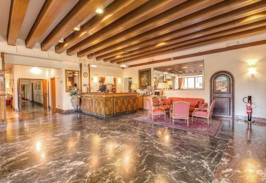 파인우드 호텔 롬