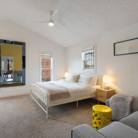 Pine Street Loft – Steps from Old Town Square!