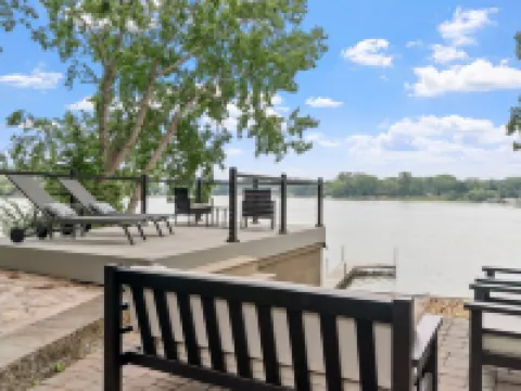 Villa de Lago Hotels in Coon Rapids